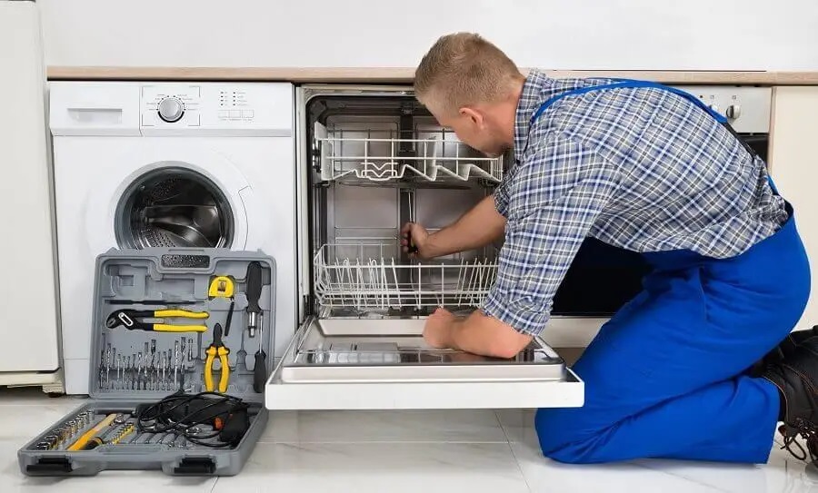 Avcılar Bosch servisi teknisyen ekibi beyaz eşya tamiri yaparken